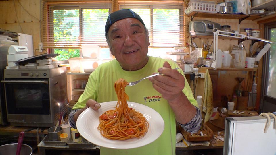 フォークで持ち上がるナポリタンの食品サンプル